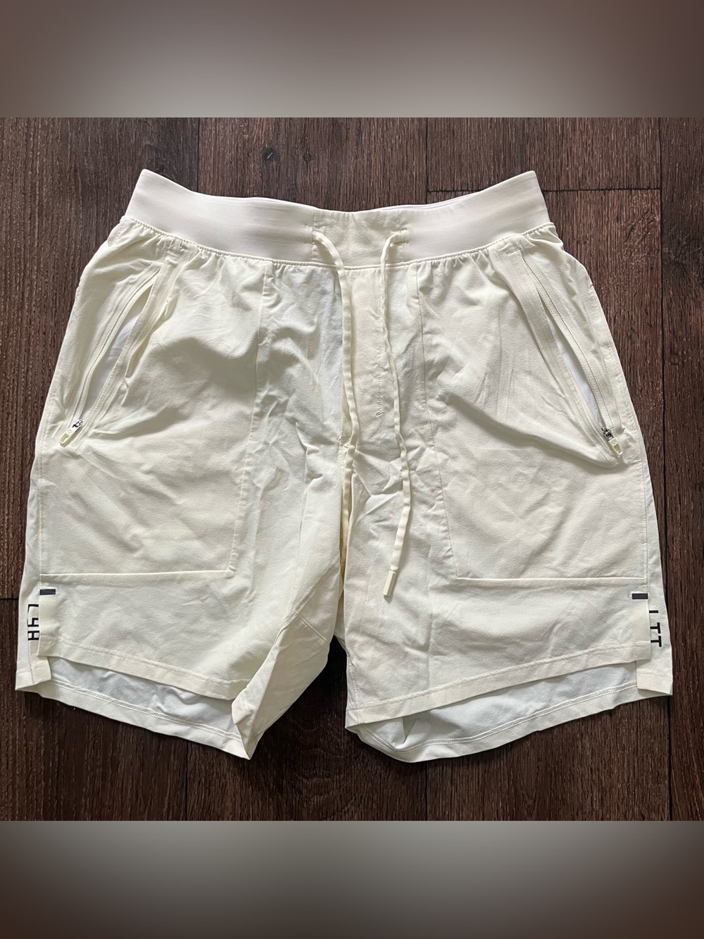 Lululemon Athletica LTT license to train cream linerless 7” athletic shorts M